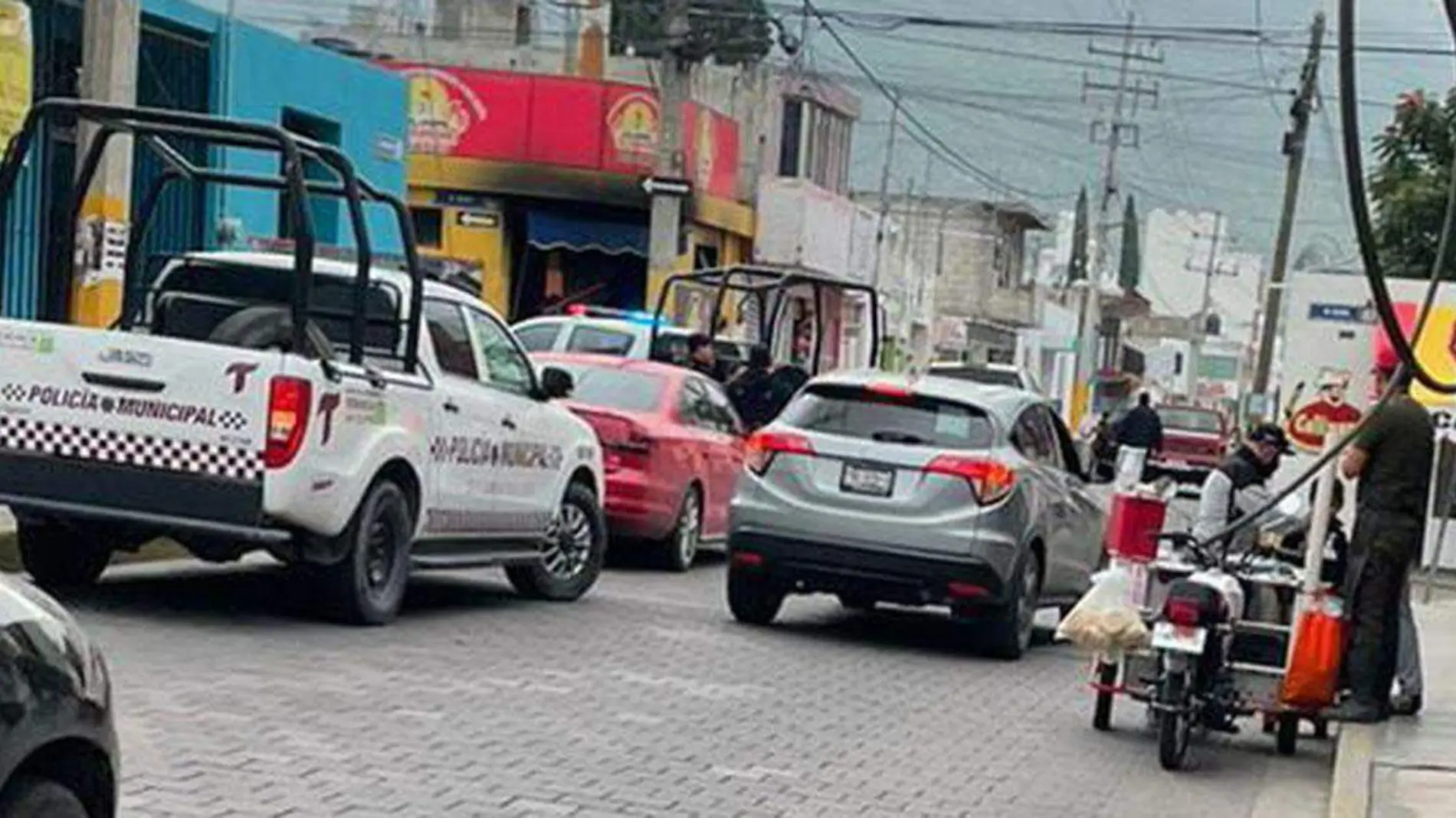 sujetos desconocidos a bordo de un vehículo intentaron privar de su libertad una mujer y su hijo en Tecamachalco